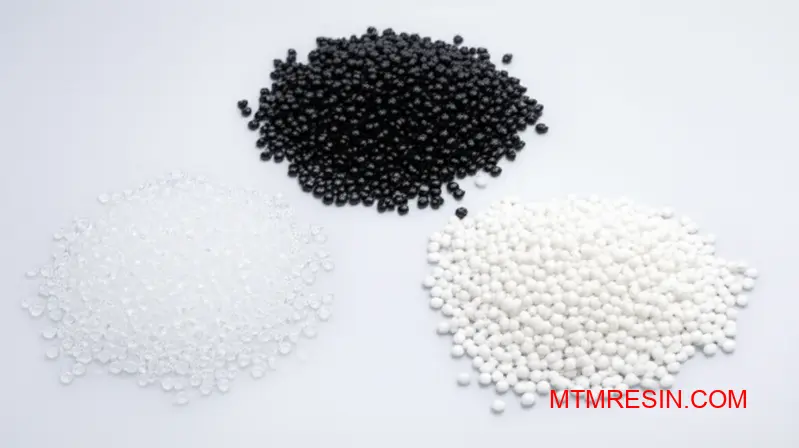 Présentation professionnelle de granulés de polymères PC/ABS spécialisés représentant les familles de résines Cycoloy à usage général, ignifuges et de qualité médicale.