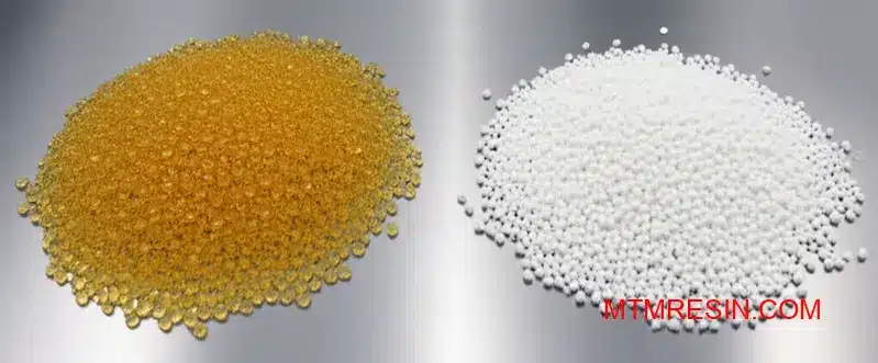Deux groupes de granulés de polymère Cycoloy disposés pour des tests de comparaison de matériaux sur une surface de laboratoire