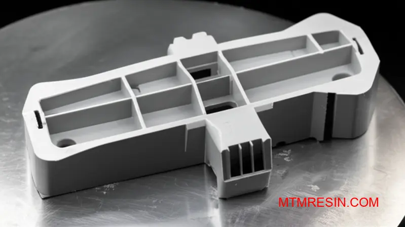 Gros plan d'un composant thermoplastique industriel présentant des imperfections de moulage telles que des torsions et des marques d'enfoncement.