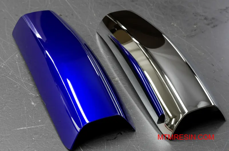 Gros plan d'une pièce peinte et d'une pièce chromée, montrant la finition idéale pour les résines ABS résistantes aux produits chimiques.