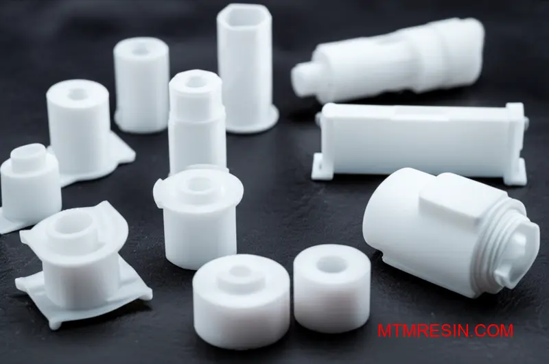 Une collection de pièces médicales de haute technologie fabriquées à partir d'un polymère ABS biocompatible.