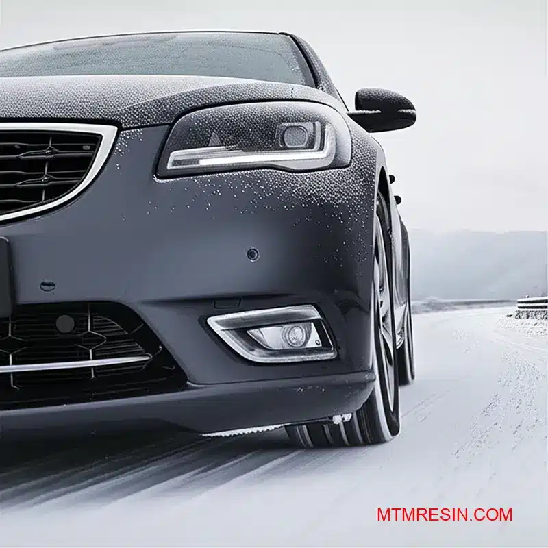 En bils kofanger lavet af slagfast termoplastisk polymer, som Exxtral BMU 133, holder til en hård, snedækket vej.