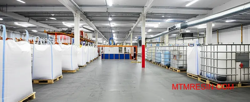 Moderne opslagfaciliteit met georganiseerd voorraadbeheer voor plastic hars voor betrouwbare distributeurs van polymeermaterialen in Amerika