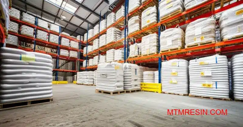 Magazijn met voorraadbeheer van plastic hars voor distributeurs in de VS die internationale verzendkosten vergelijken